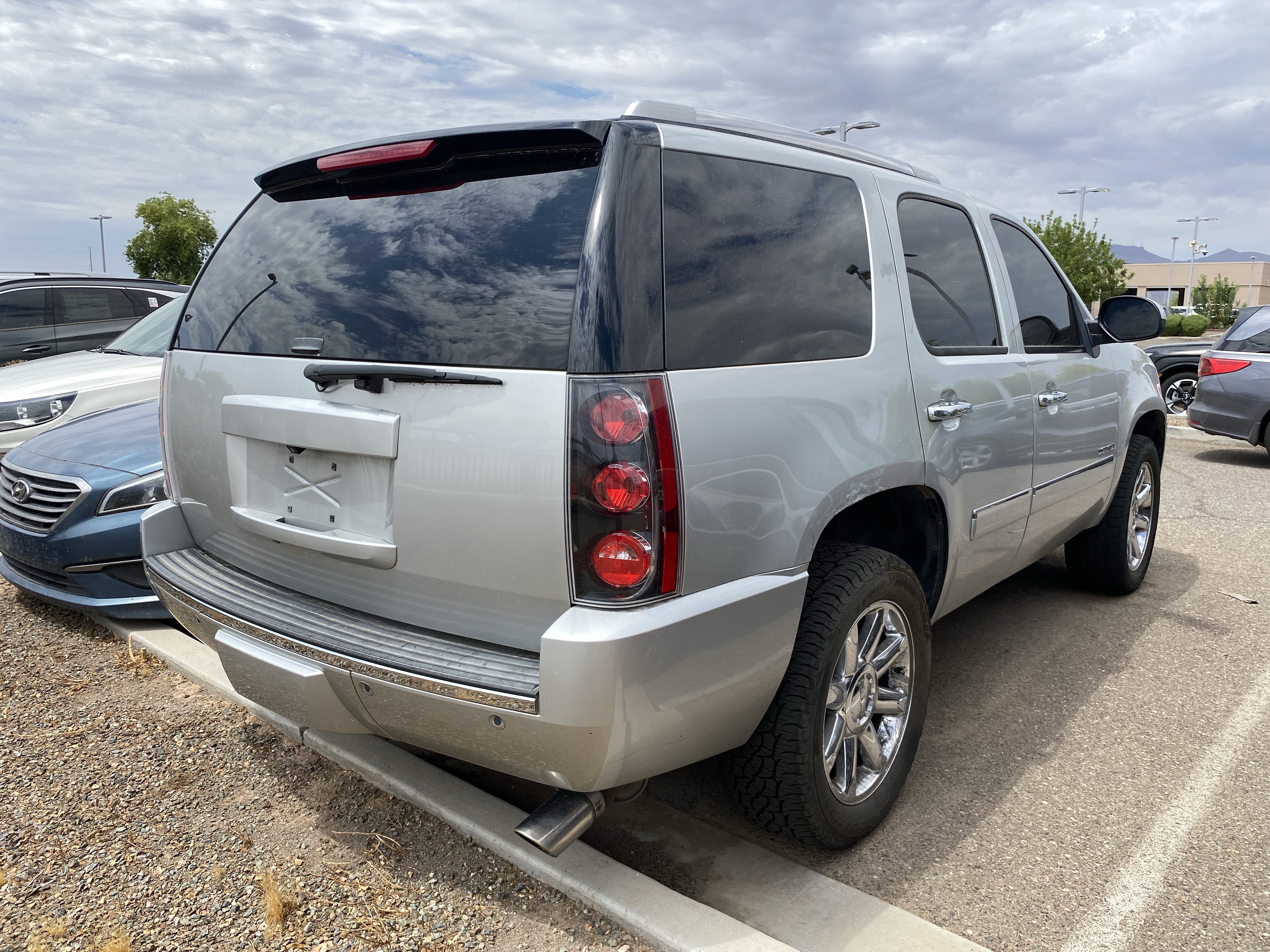 Used 2011 GMC Yukon Denali AWD/4WD image 2