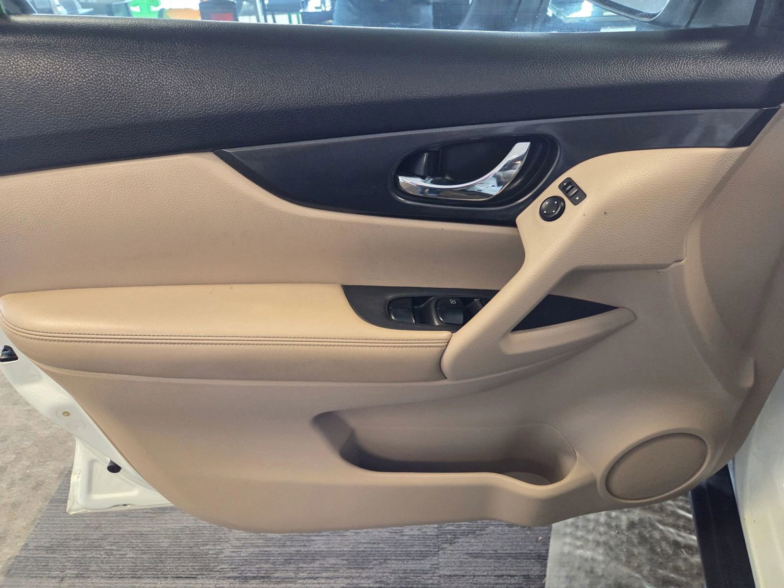 Used 2017 Nissan Rogue SV w/ SV Premium Package image 37