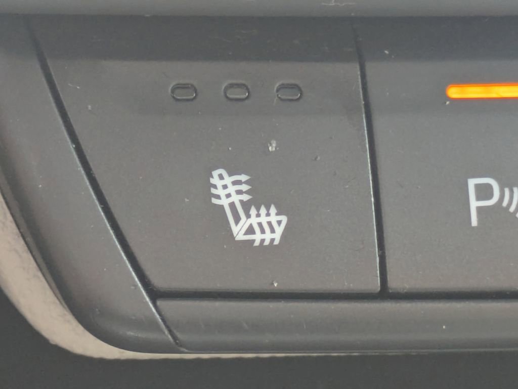 Used 2022 Cadillac XT4 Luxury w/ Cold Weather Package AWD/4WD image 24