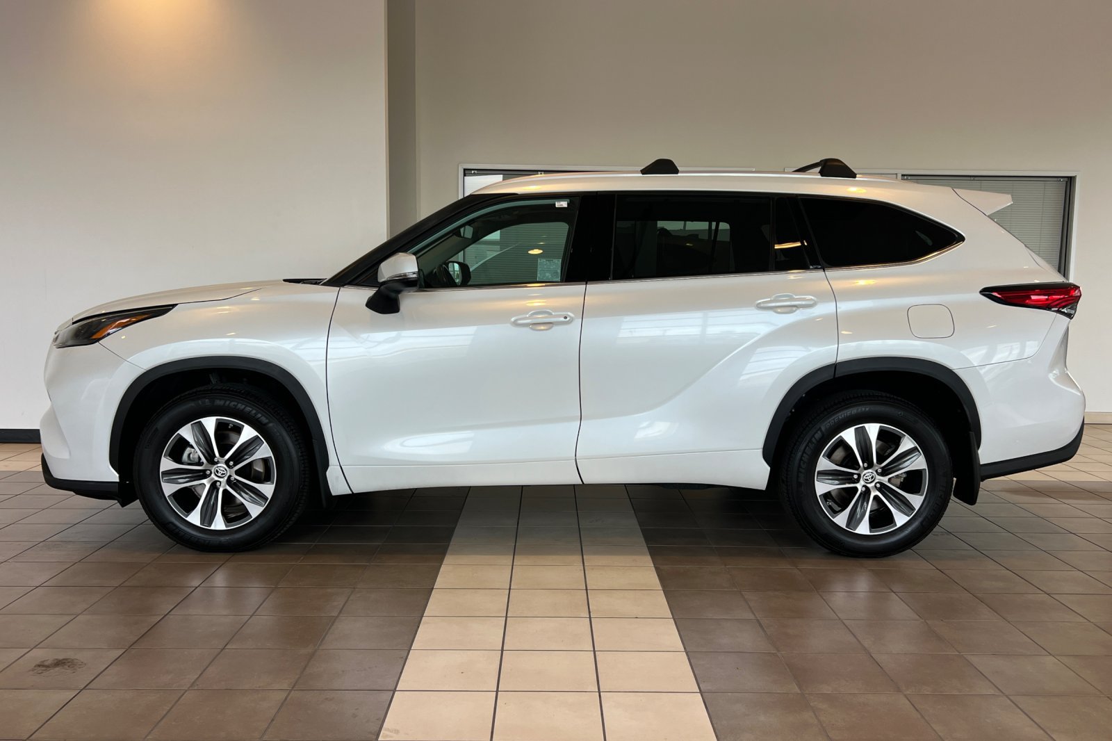 Certified 2022 Toyota Highlander XLE AWD/4WD image 7