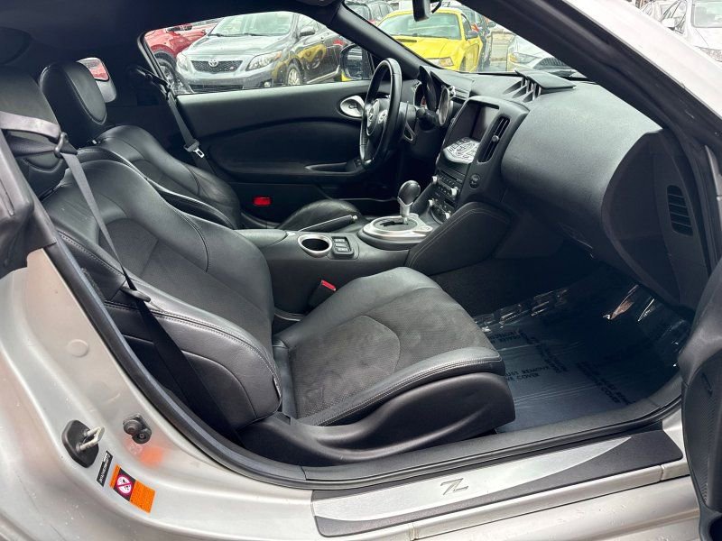 Used 2009 Nissan 370Z Touring w/ Sport Pkg image 15
