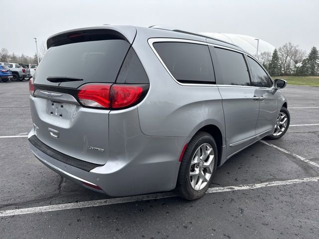 Used 2018 Chrysler Pacifica Limited image 3