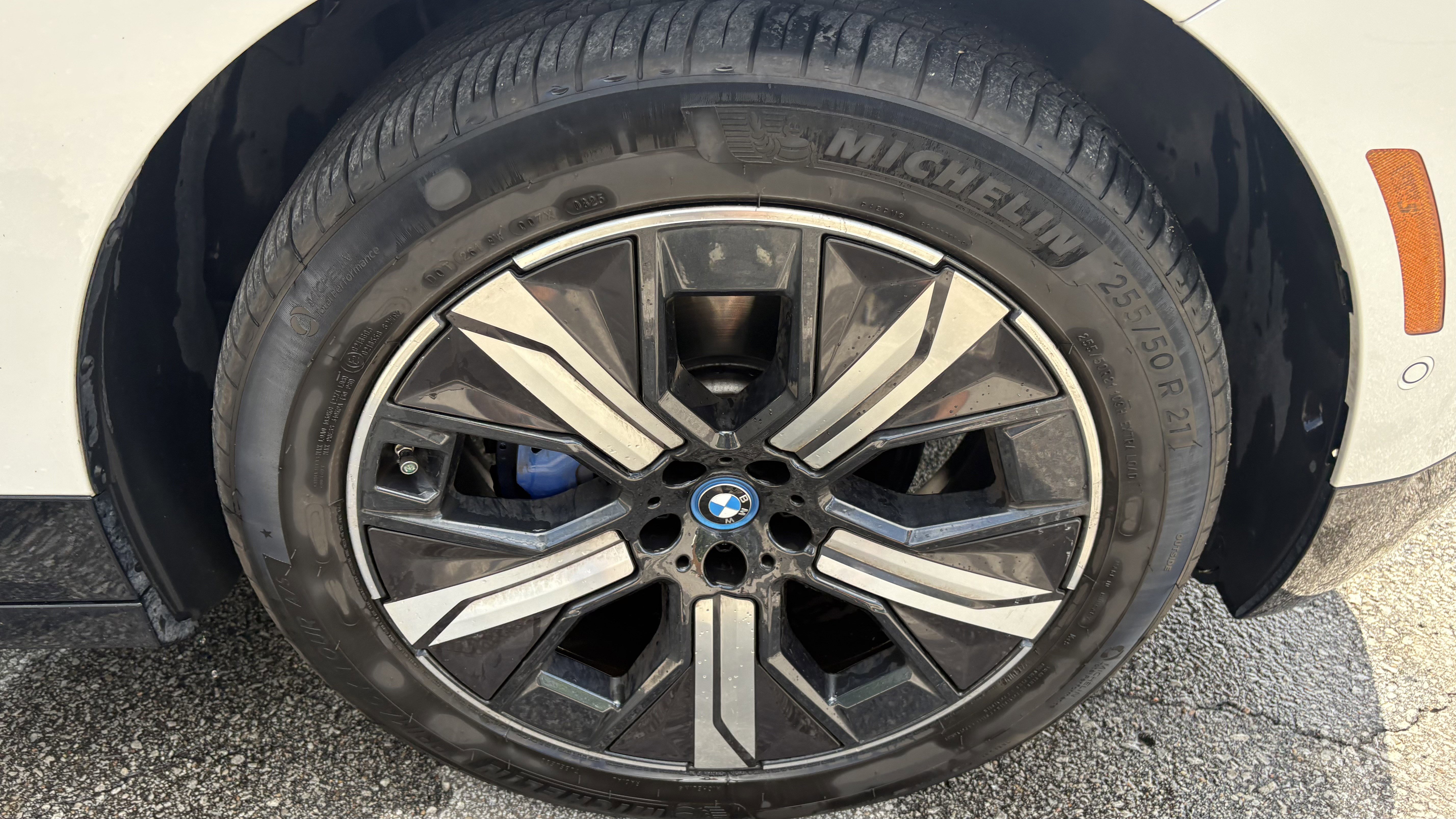 Used 2024 BMW iX xDrive50 w/ Sport Package AWD/4WD image 15