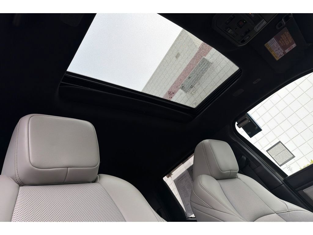 Used 2024 Toyota Tacoma Limited w/ Limited Package (LT) image 17