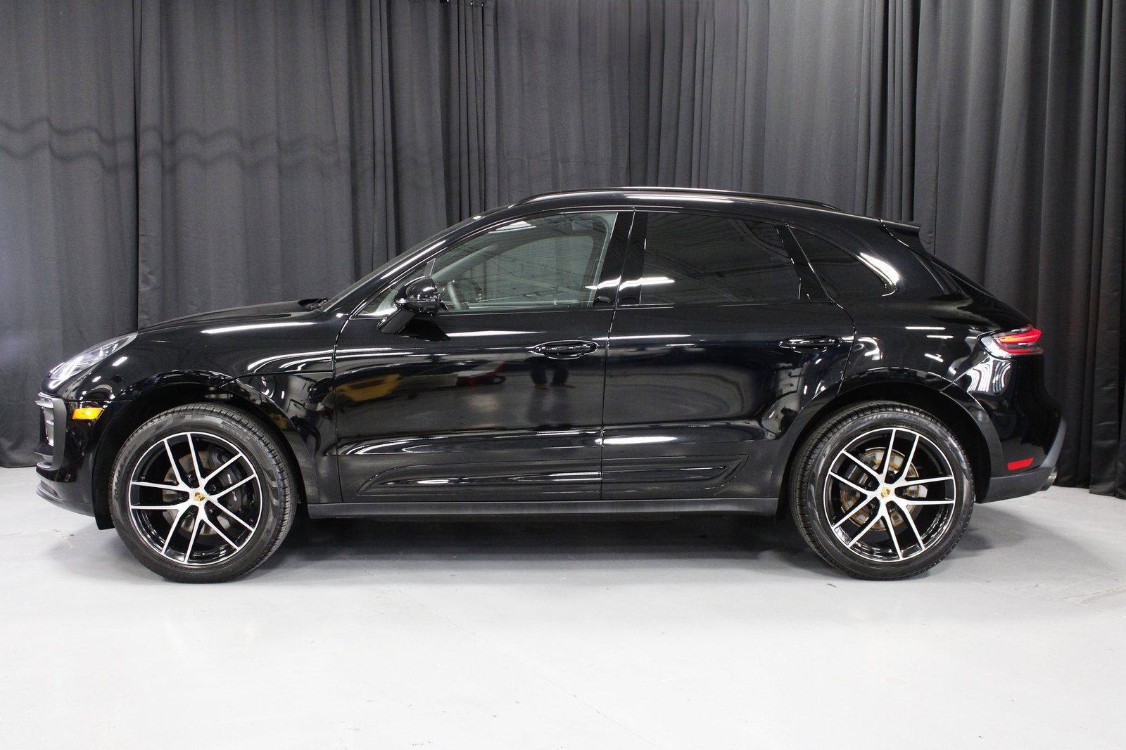 Certified 2025 Porsche Macan image 2