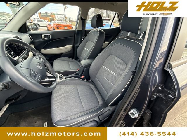 Used 2025 Hyundai Venue Limited image 19
