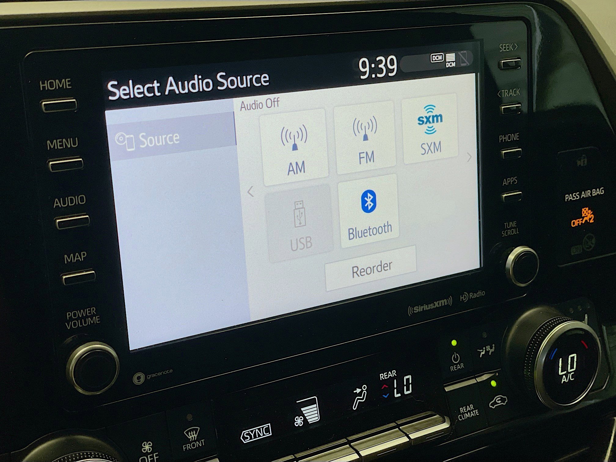 Used 2021 Toyota Highlander XLE AWD/4WD image 10