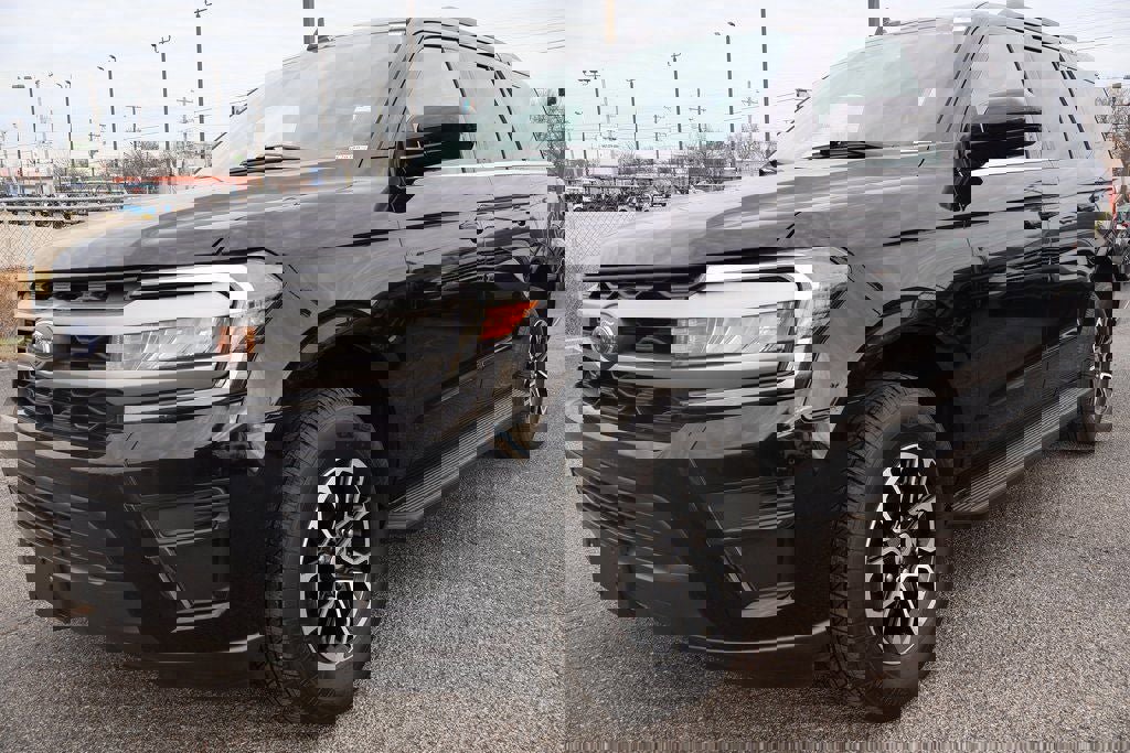 Used 2024 Ford Expedition XLT image 1