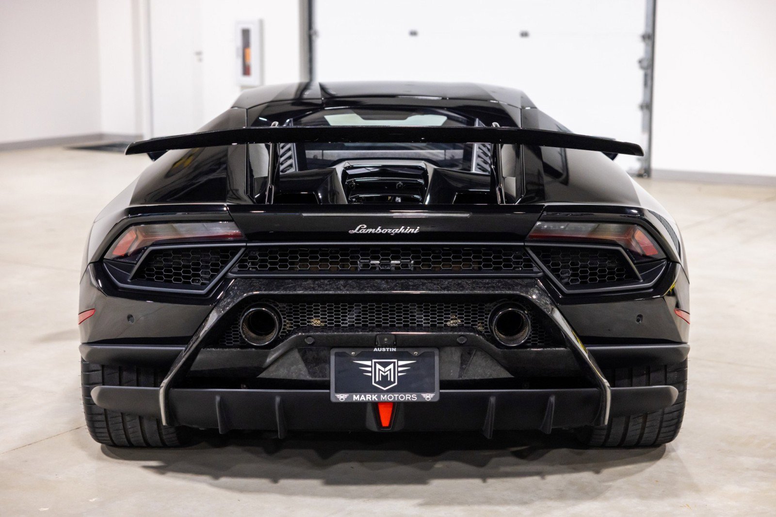 Used 2018 Lamborghini Huracan Performante AWD/4WD image 8