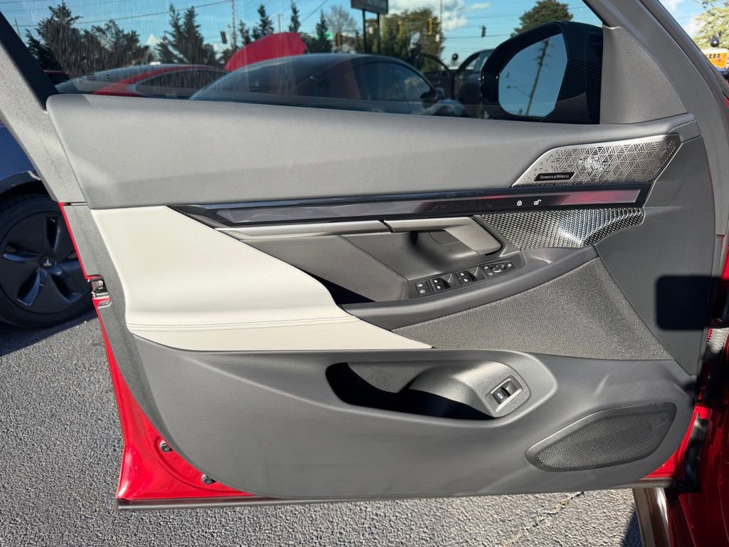 Used 2025 BMW M5 w/ Carbon Package image 14