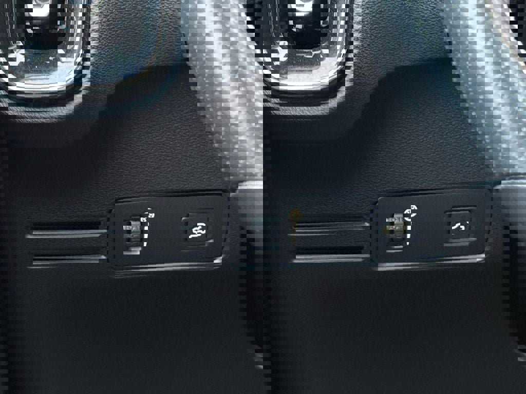 Used 2021 Volvo XC40 T4 R-Design w/ Advanced Package image 17