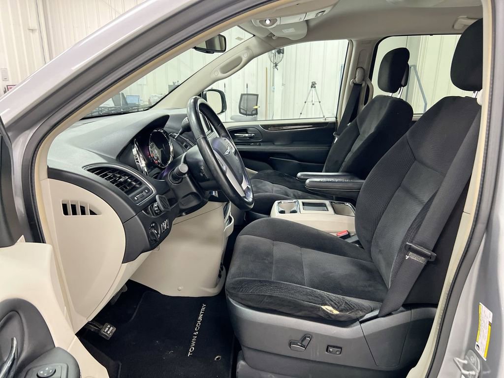 Used 2014 Chrysler Town & Country Touring FWD image 14