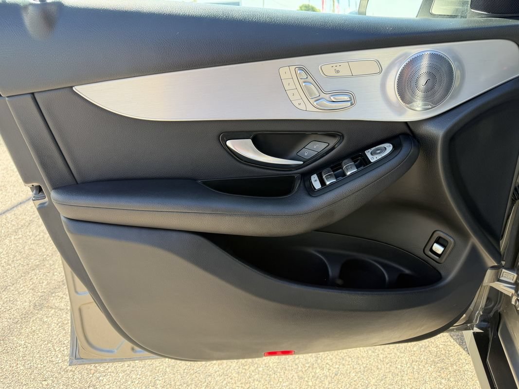 Used 2019 Mercedes-Benz GLC 300 4MATIC w/ Premium Package image 9