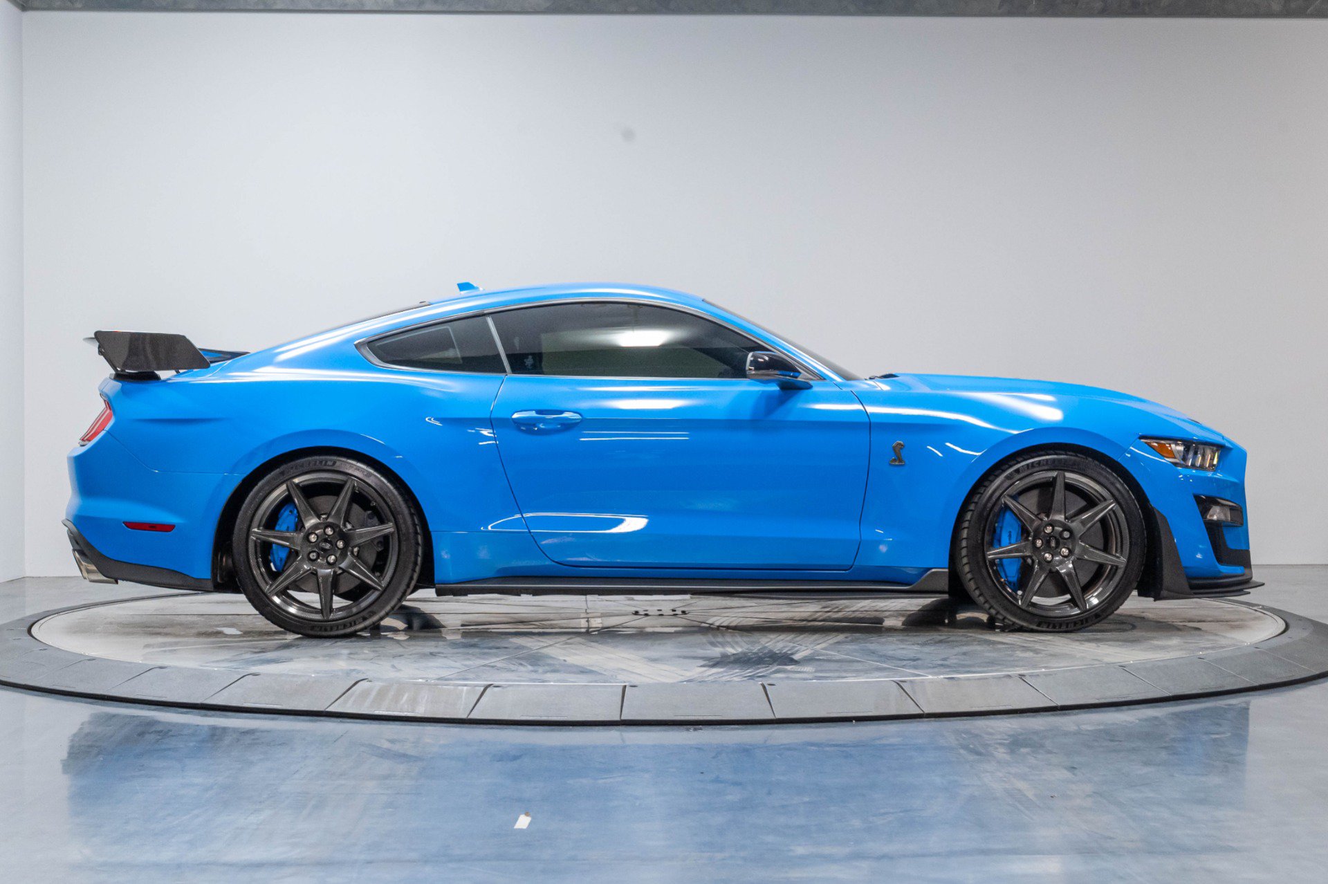 Used 2022 Ford Mustang Shelby GT500 w/ Carbon Fiber Track Pack RWD image 24