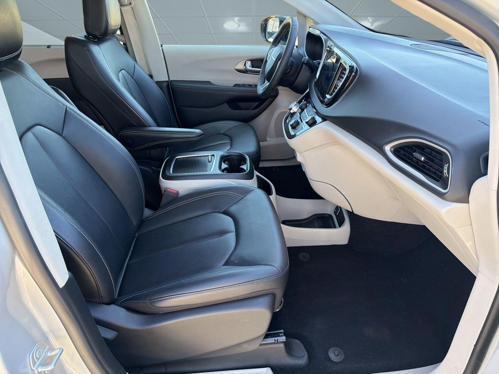 Certified 2024 Chrysler Pacifica Touring-L FWD image 29