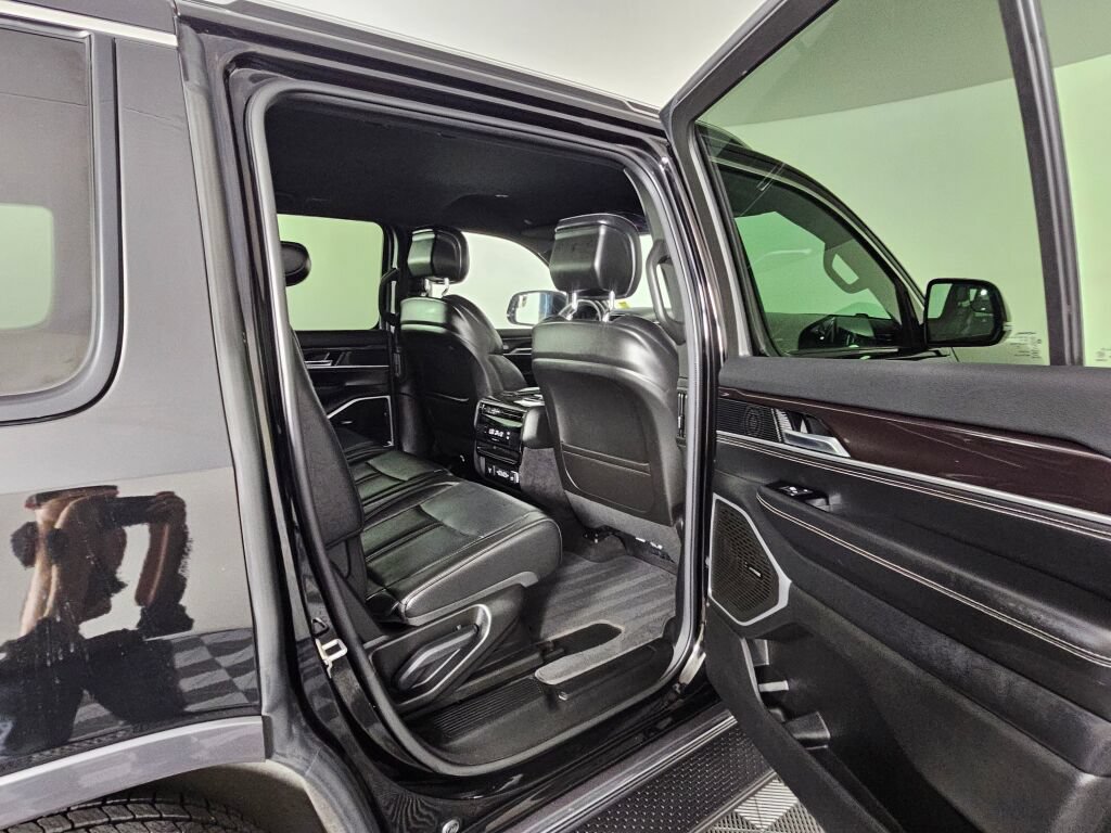 Used 2022 Jeep Wagoneer Series I AWD/4WD image 36