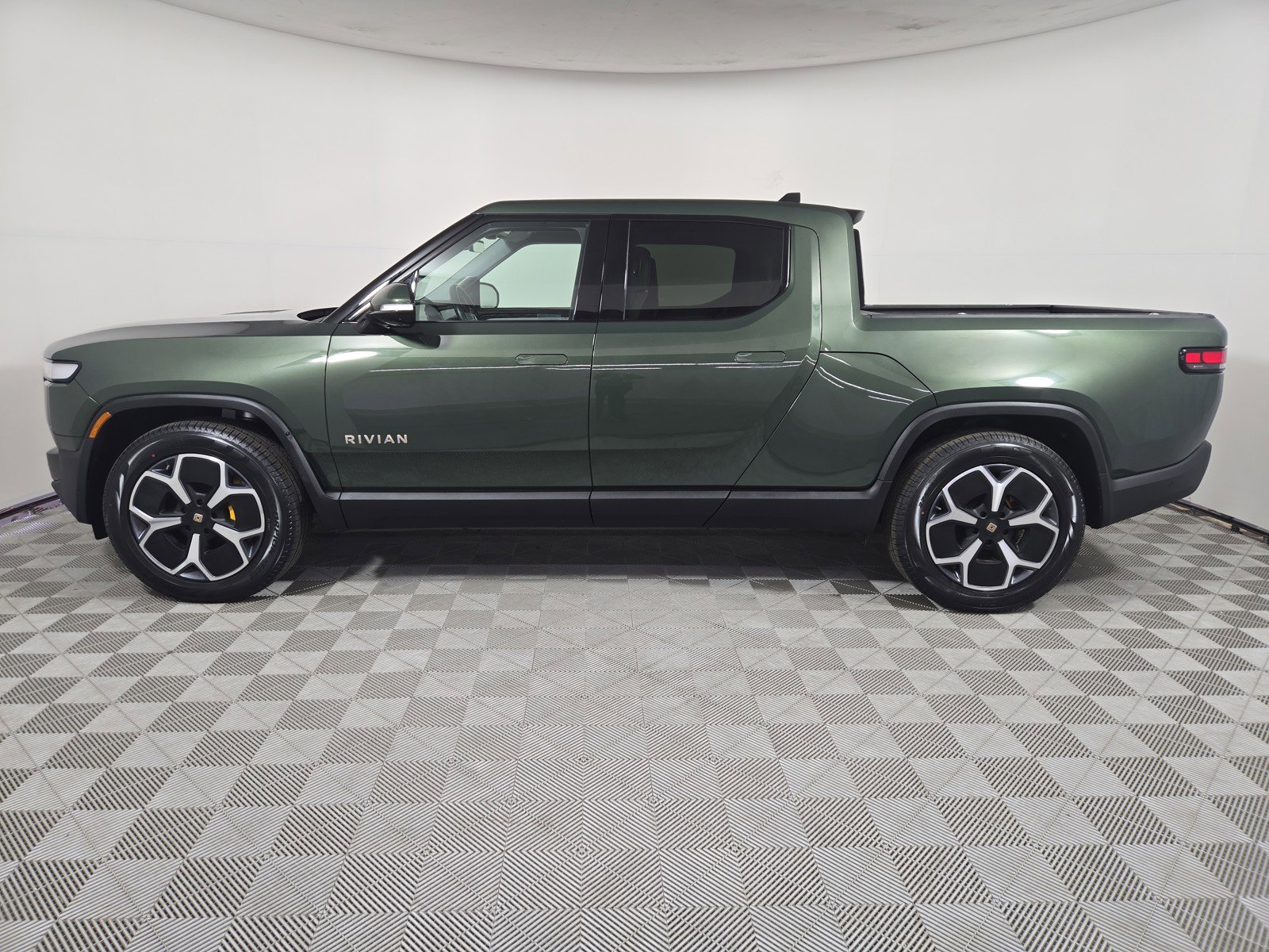 Used 2023 Rivian R1T Adventure image 2