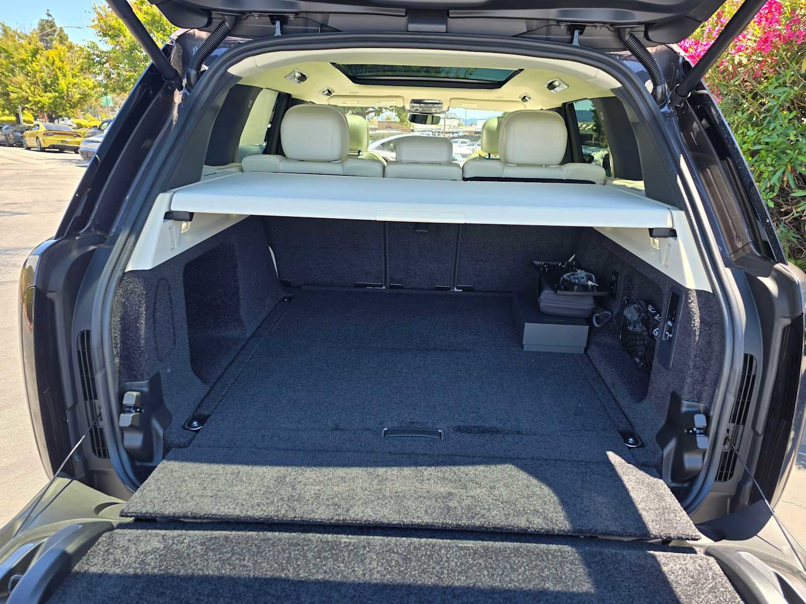 New 2025 Land Rover Range Rover SE image 17