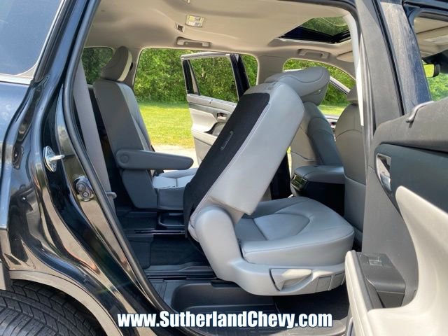 Used 2023 Toyota Highlander XLE image 37