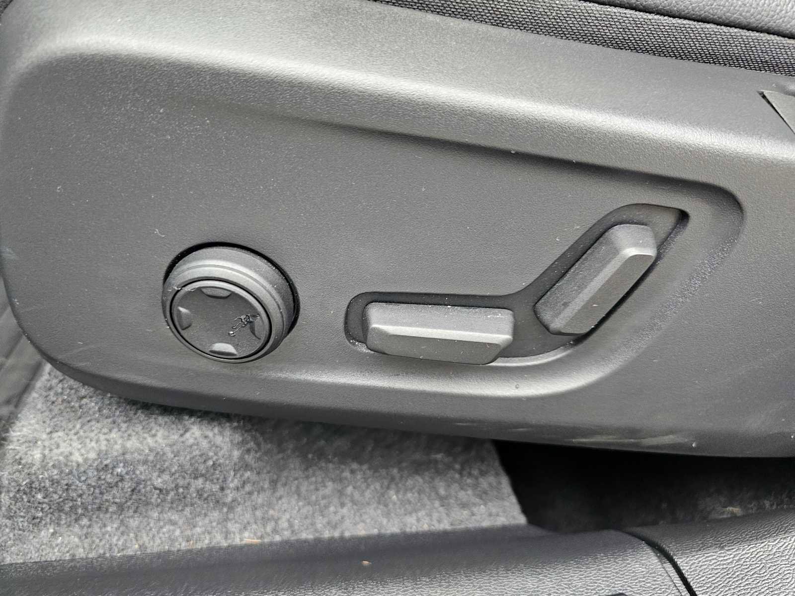 Certified 2025 Volvo XC40 B5 Core w/ Protection Package Premier image 27