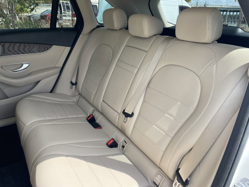 Used 2019 Mercedes-Benz GLC 350e 4MATIC w/ Premium Package image 11