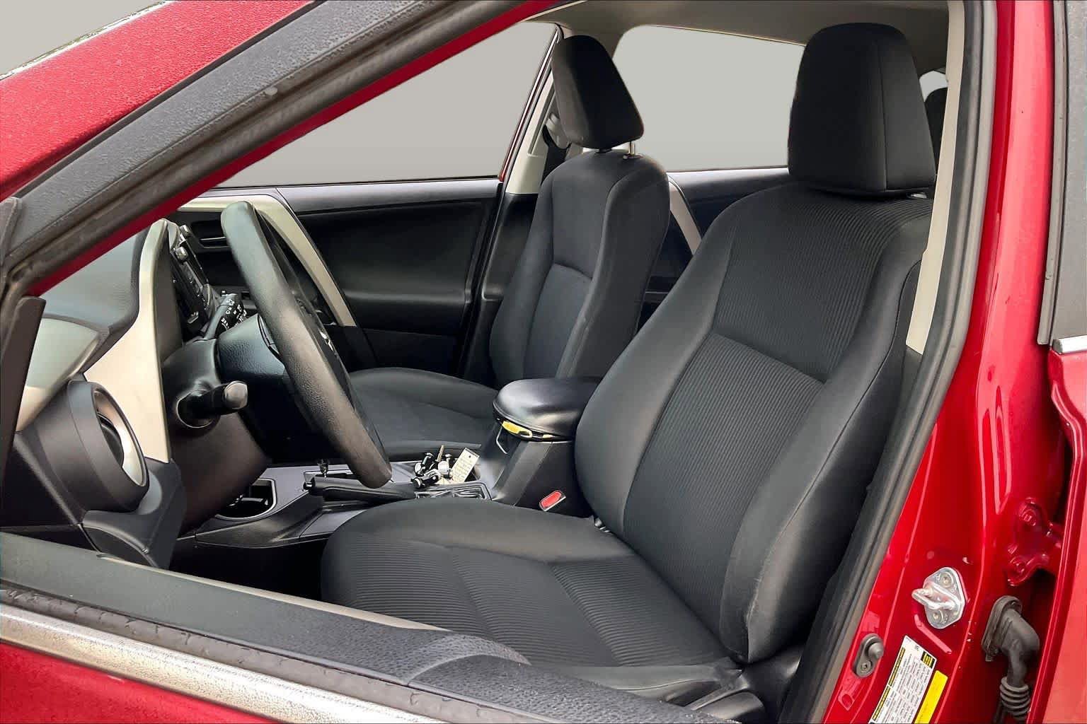 Used 2018 Toyota RAV4 LE FWD image 8