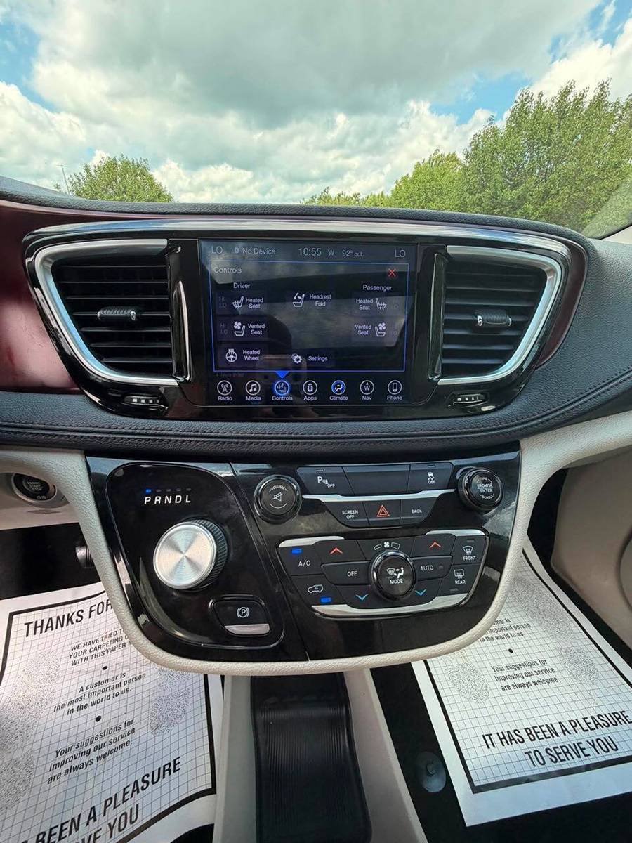Used 2017 Chrysler Pacifica Limited FWD image 18