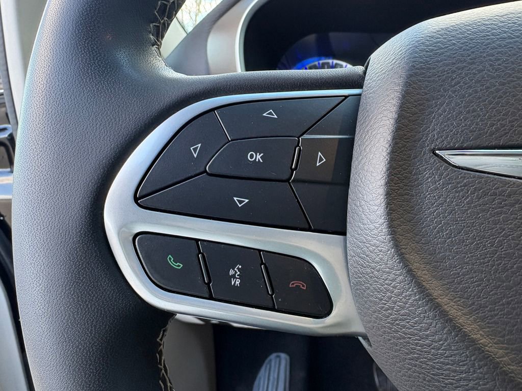 Used 2022 Chrysler Voyager LX image 17