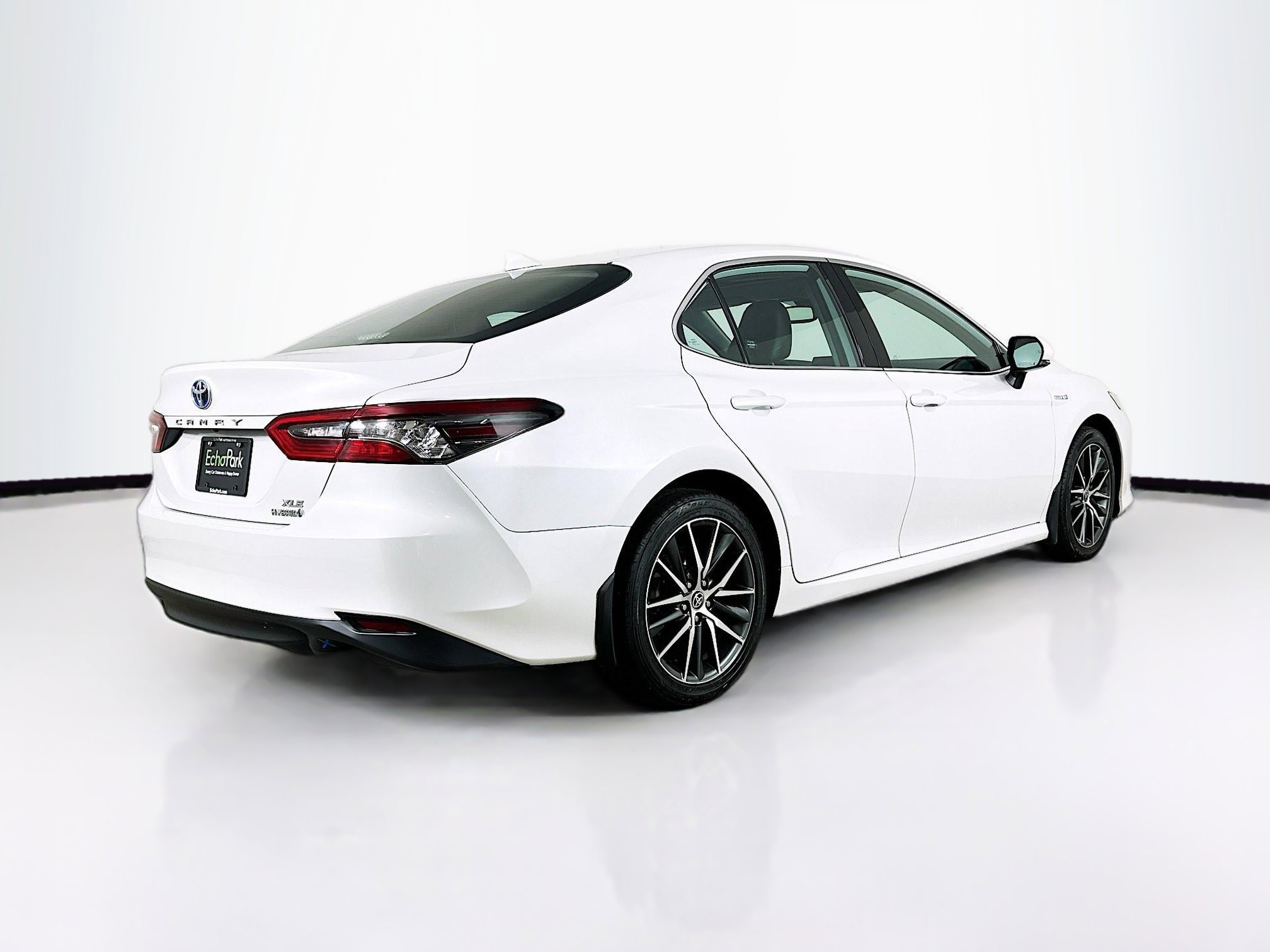 Used 2021 Toyota Camry XLE w/ Navigation Upgrade Package image 9