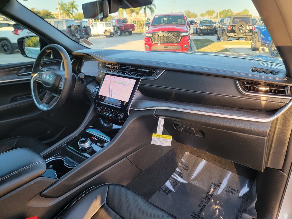 Used 2025 Jeep Grand Cherokee Limited w/ Luxury Tech Group II RWD image 20