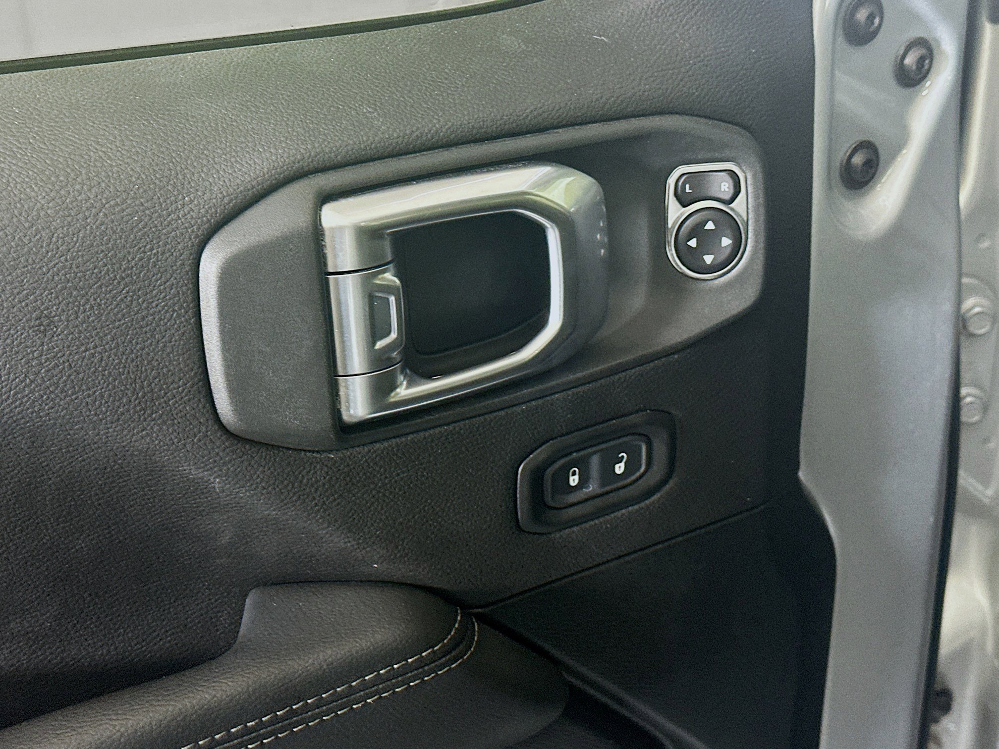 Used 2023 Jeep Wrangler Sahara w/ Cold Weather Group AWD/4WD image 15