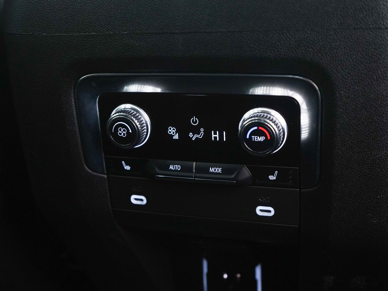 Used 2023 GMC Yukon SLT w/ SLT Luxury Package image 17