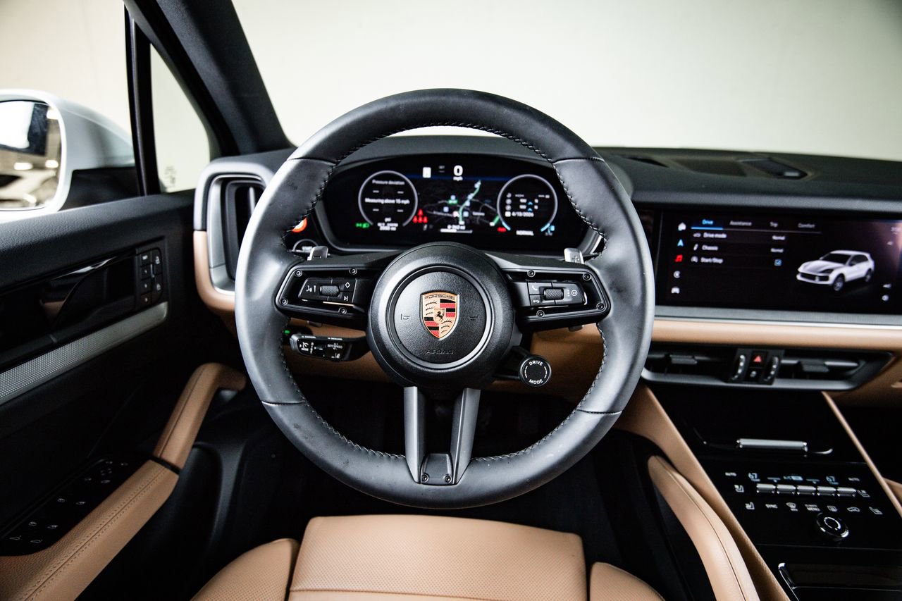 Certified 2025 Porsche Cayenne AWD/4WD image 26
