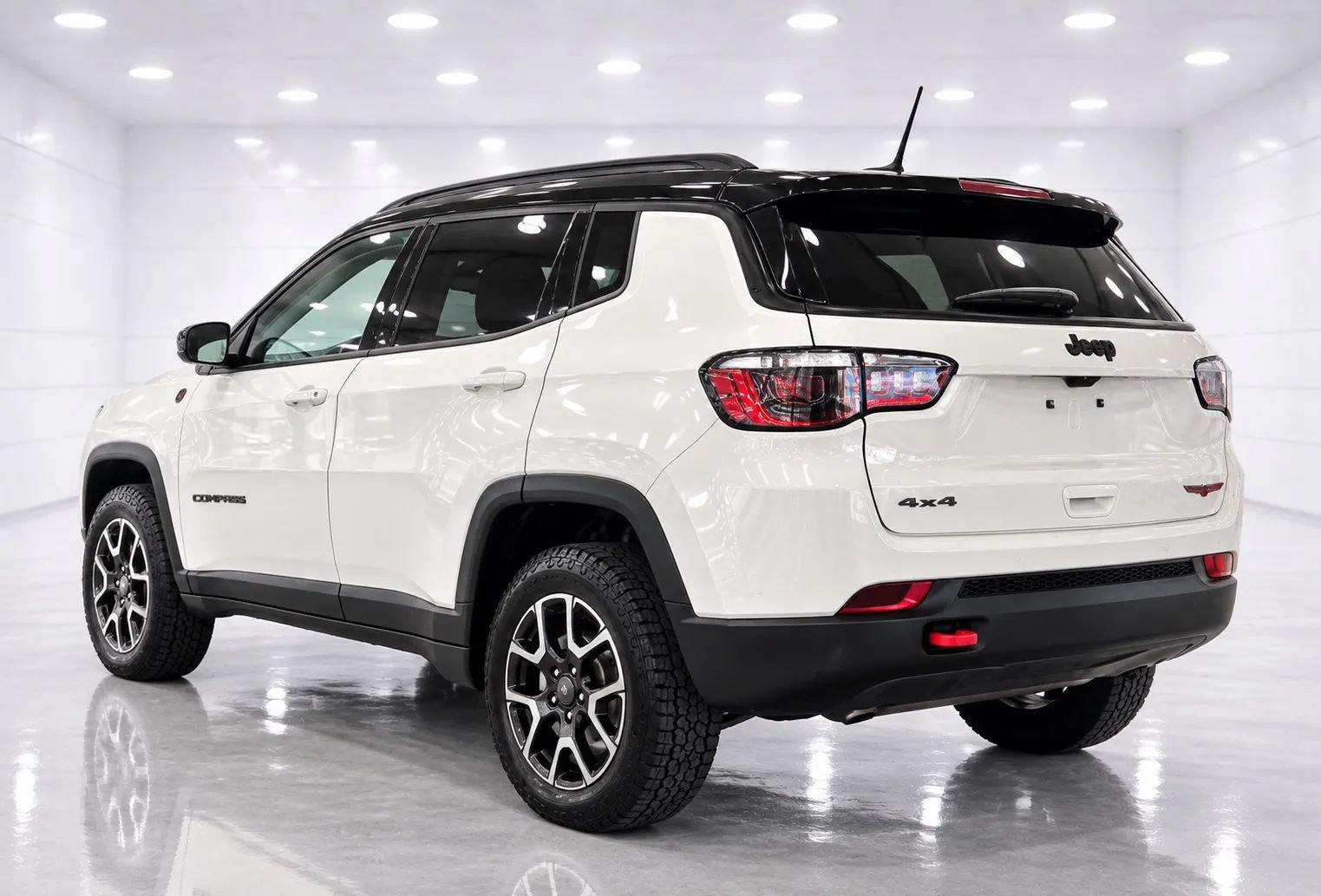 Used 2025 Jeep Compass Trailhawk AWD/4WD image 3