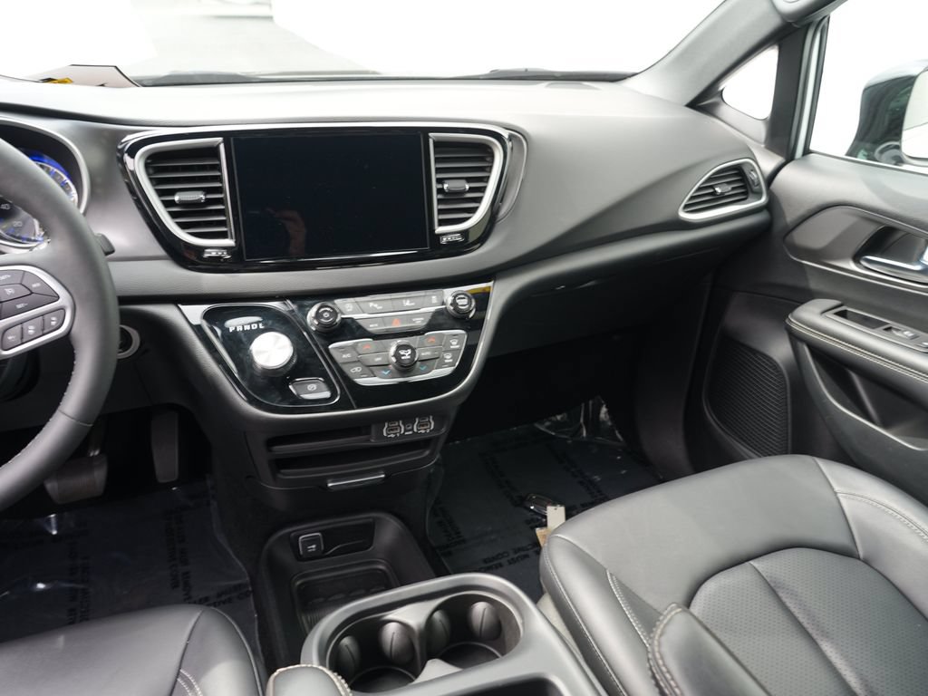 Used 2025 Chrysler Pacifica Select FWD image 20