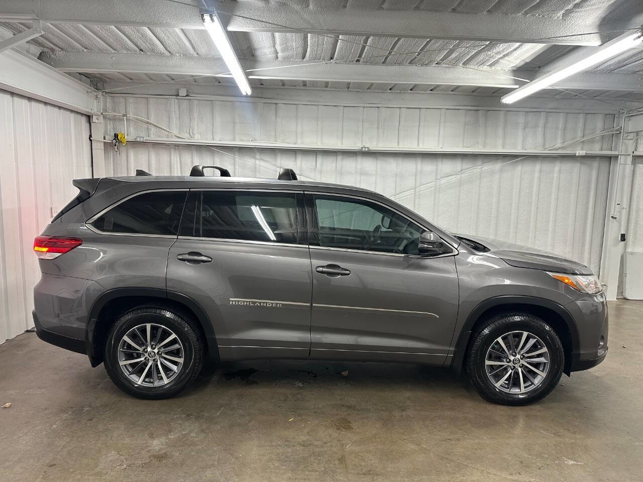Used 2018 Toyota Highlander XLE image 3