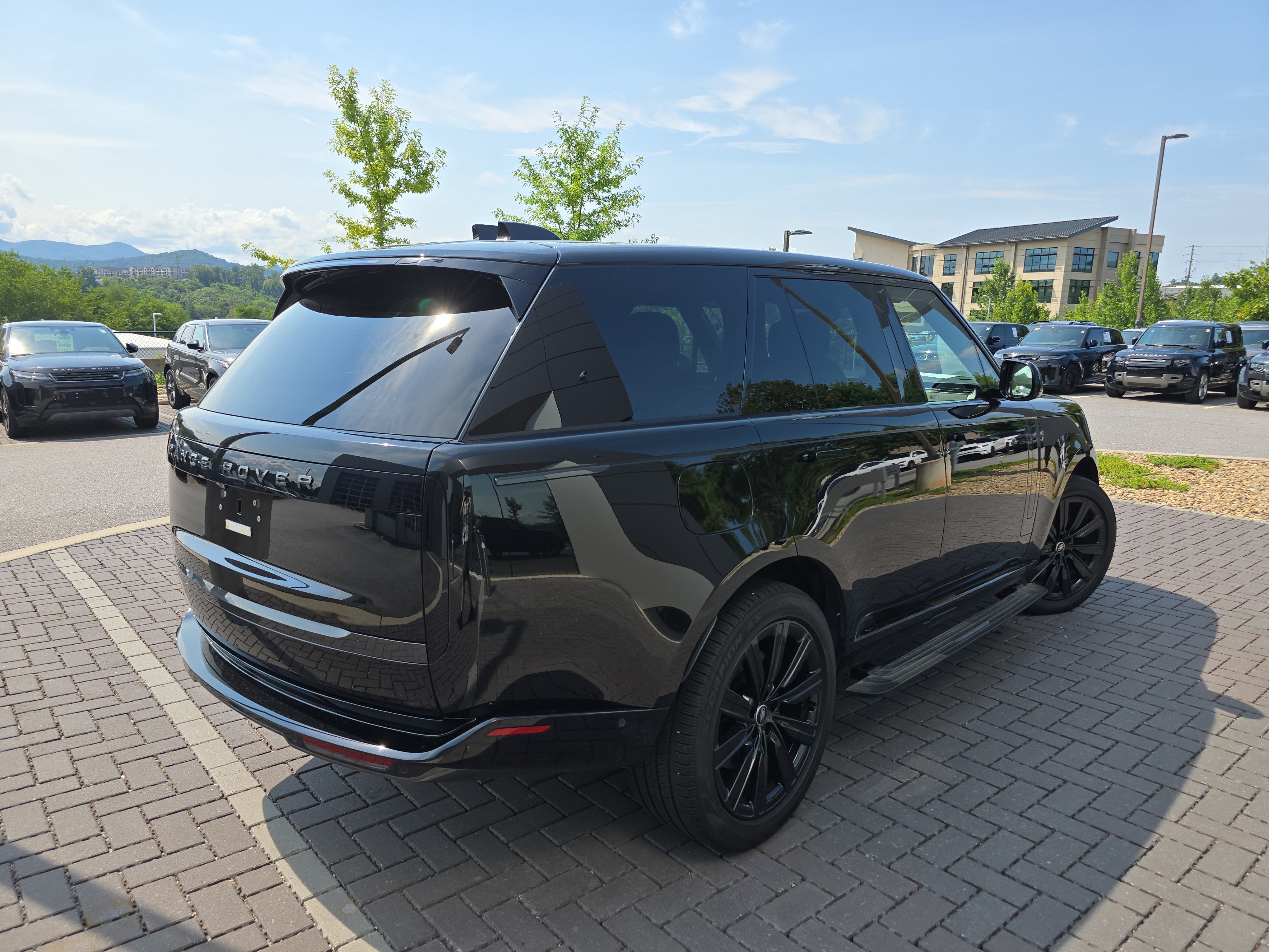 Certified 2025 Land Rover Range Rover SE AWD/4WD image 5