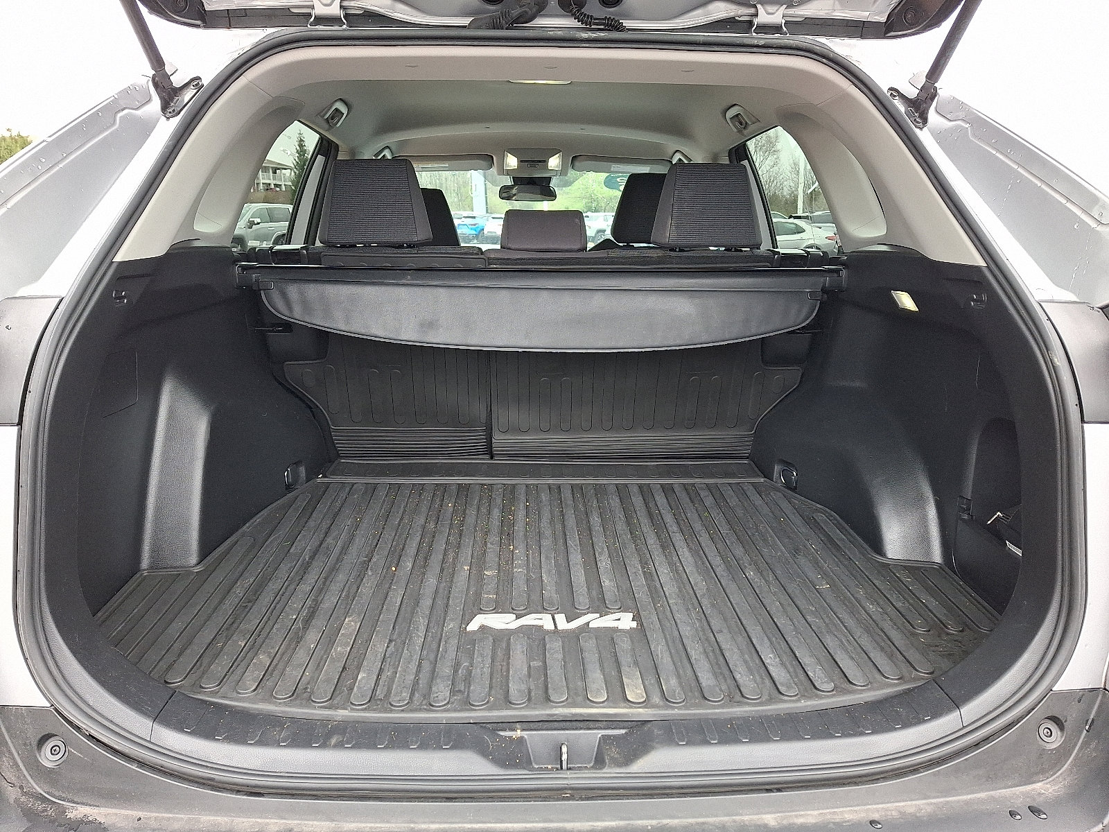 Used 2022 Toyota RAV4 LE image 28