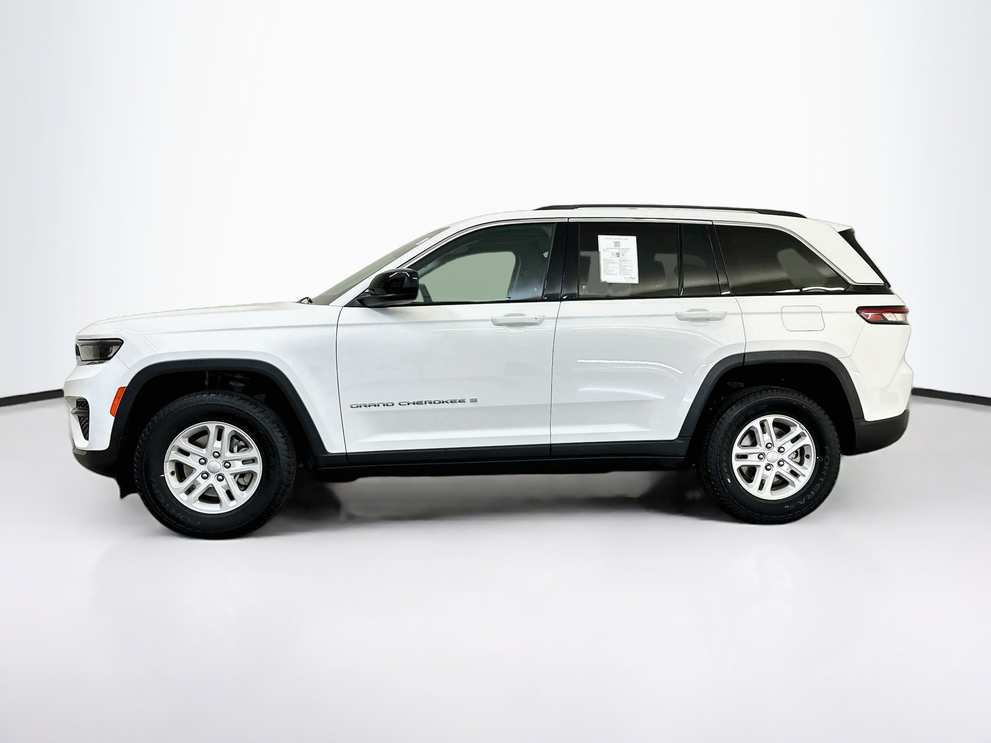 Used 2023 Jeep Grand Cherokee Laredo w/ Luxury Tech Group I AWD/4WD image 4