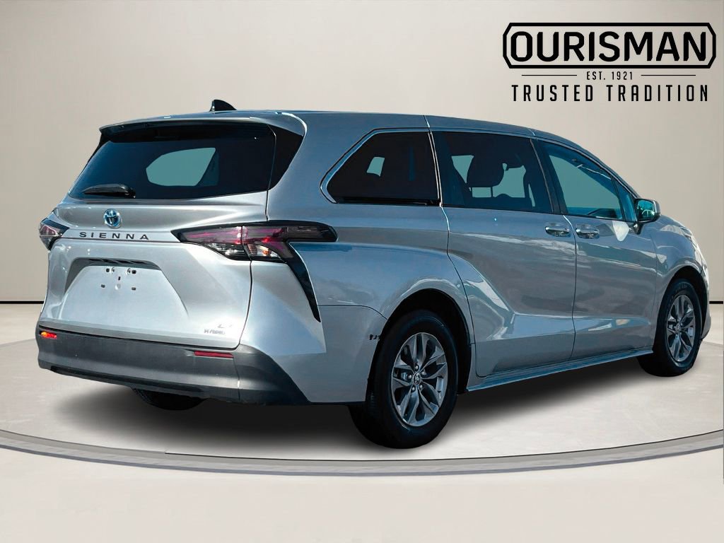 Used 2024 Toyota Sienna LE image 5