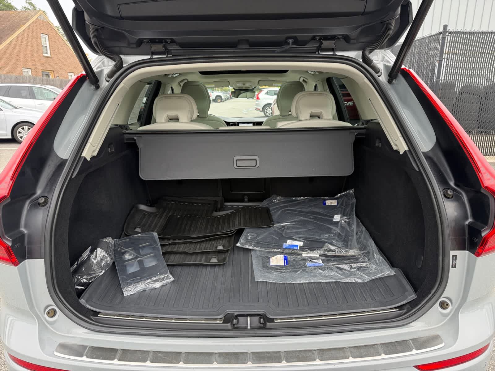 Used 2024 Volvo XC60 B5 Plus w/ Protection Package Premier AWD/4WD image 21