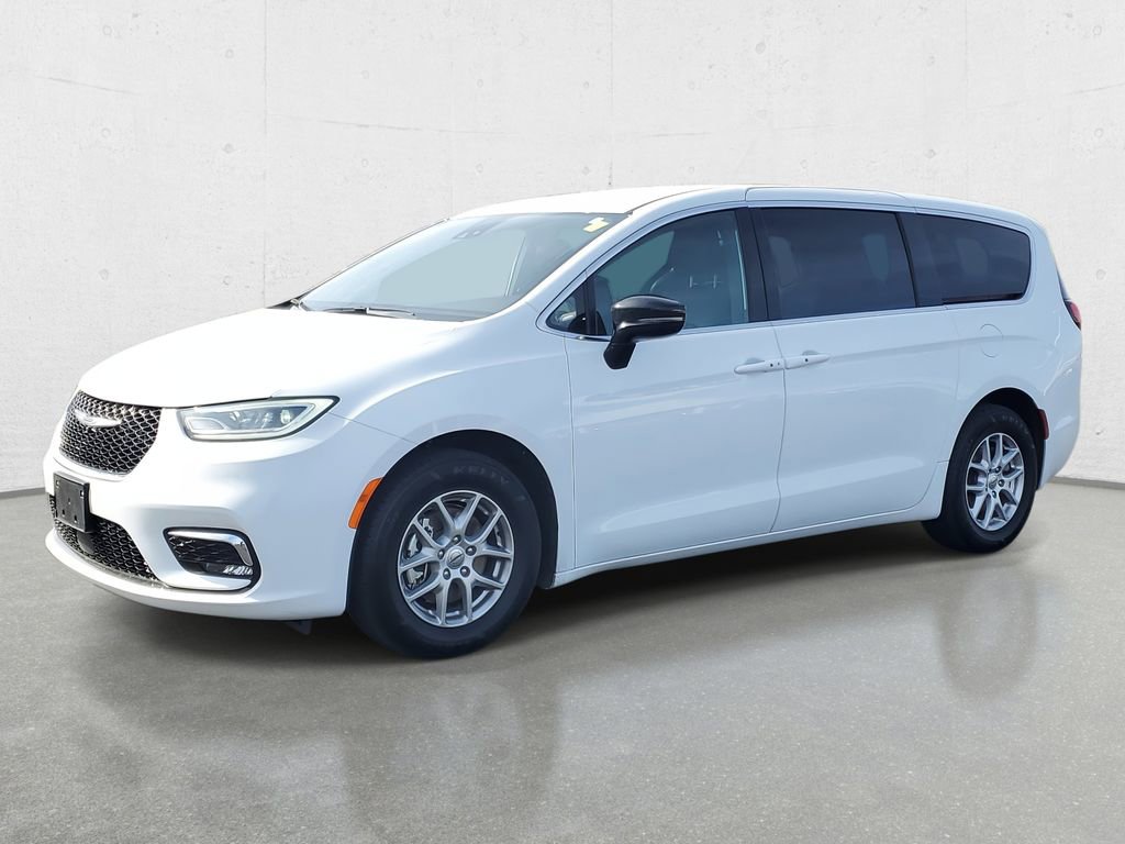 Used 2025 Chrysler Pacifica Select image 4