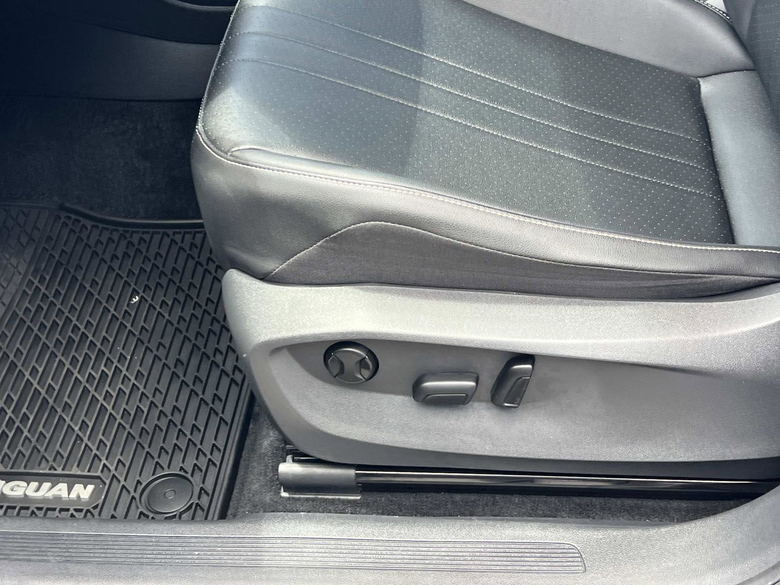 Certified 2023 Volkswagen Tiguan SE w/ Panoramic Sunroof Package FWD image 17