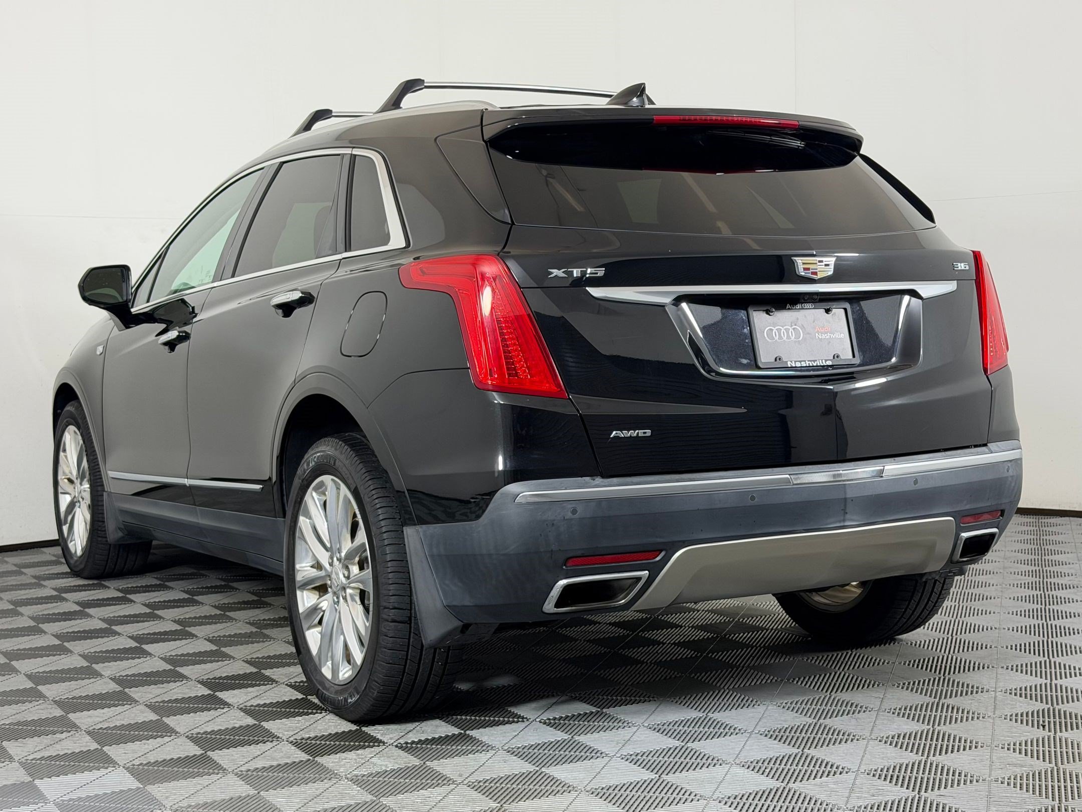 Used 2017 Cadillac XT5 Platinum AWD/4WD image 3
