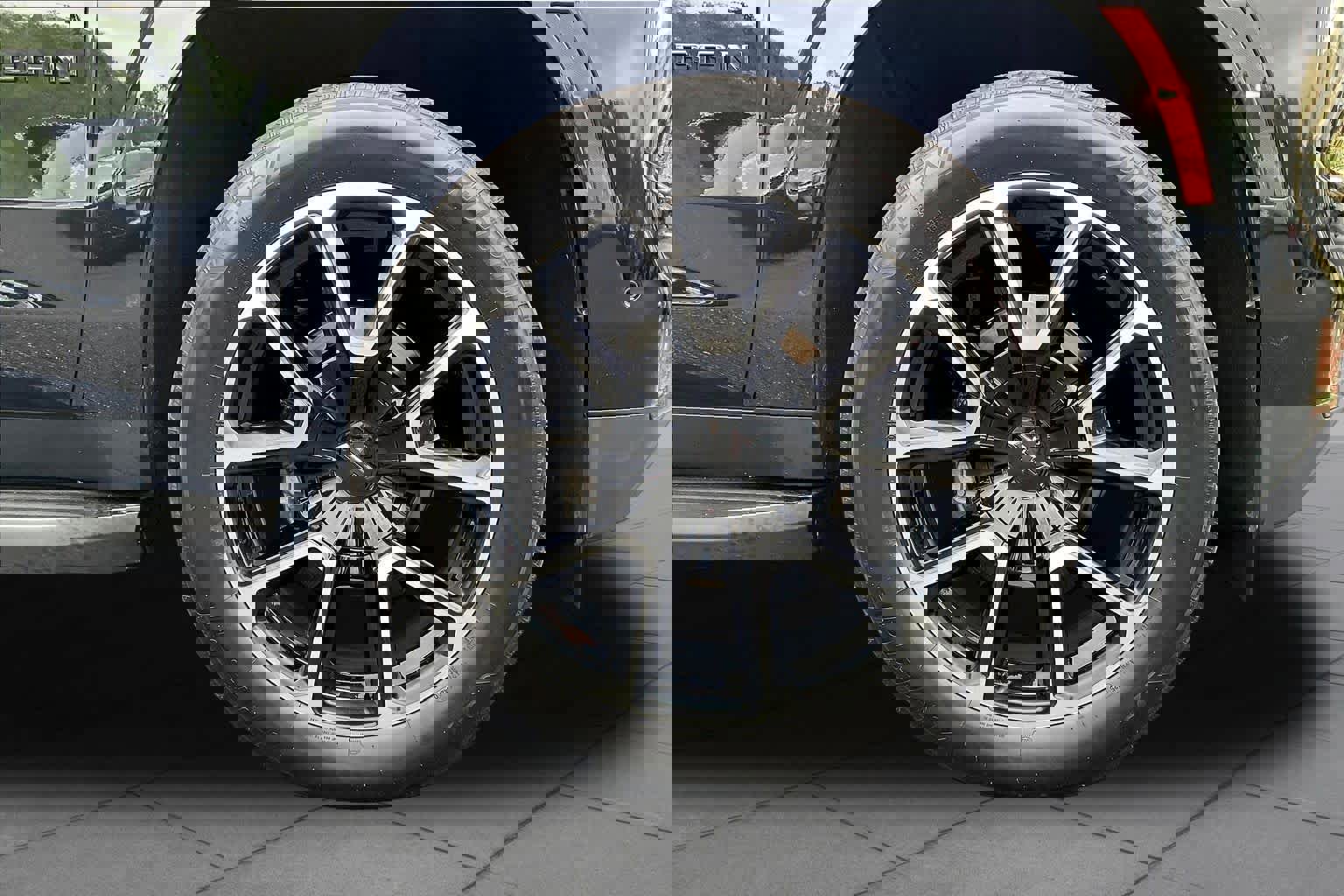 Certified 2025 Chevrolet Suburban RST image 10