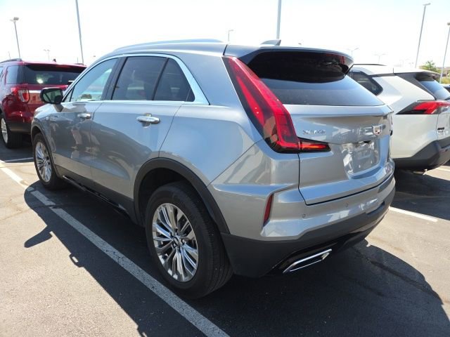Used 2025 Cadillac XT4 Premium Luxury image 2