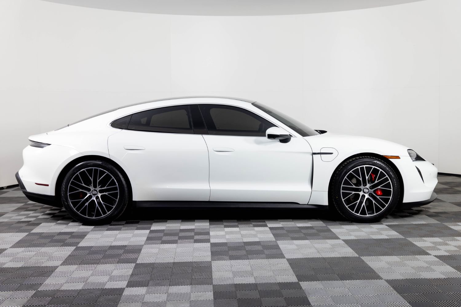 Used 2021 Porsche Taycan 4S image 9