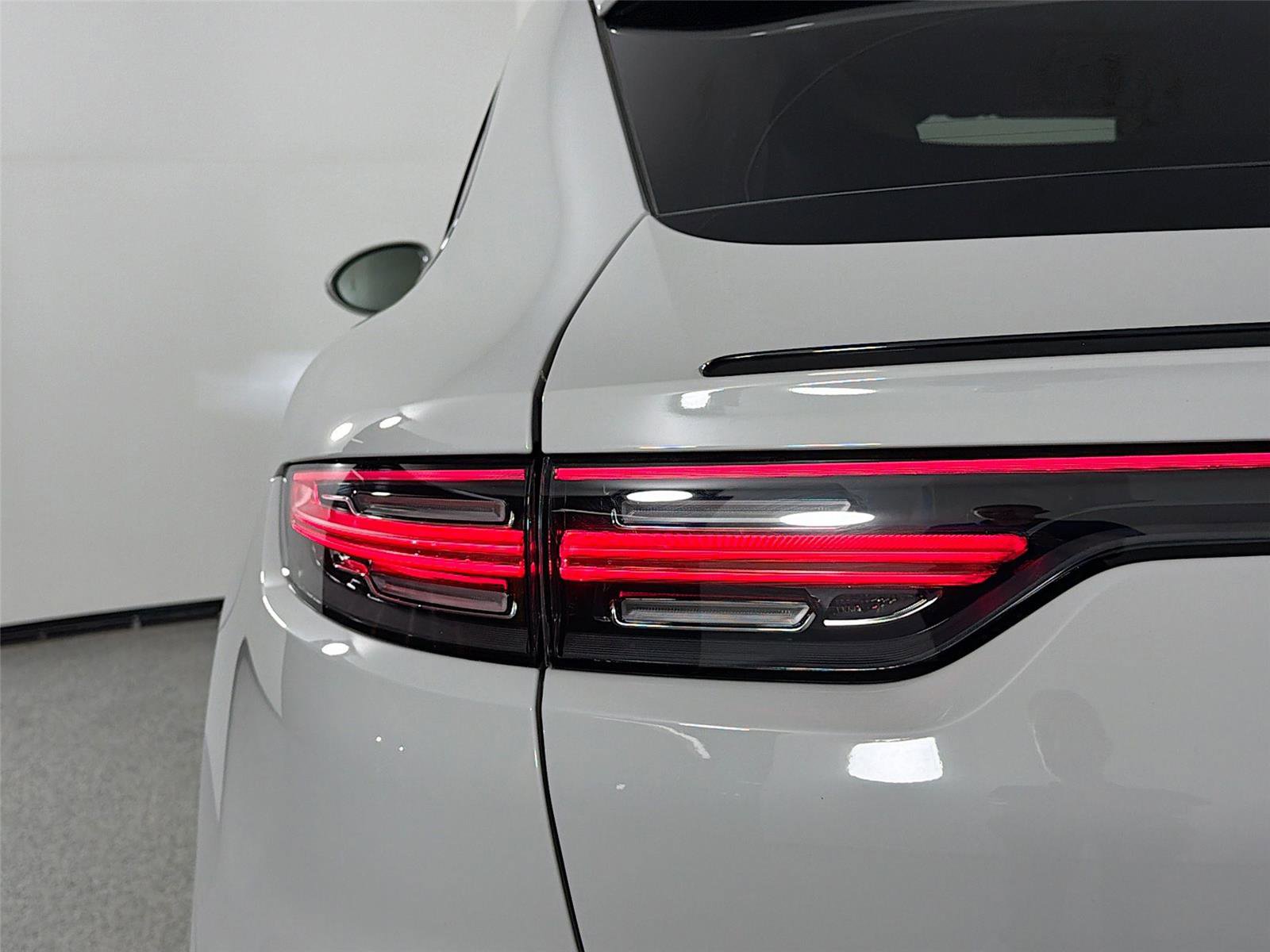Certified 2022 Porsche Cayenne Platinum Edition AWD/4WD image 16