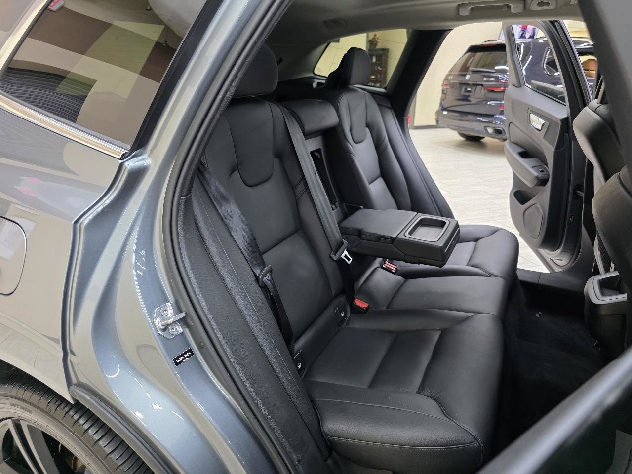 Used 2018 Volvo XC60 T5 Momentum w/ Convenience Package AWD/4WD image 24