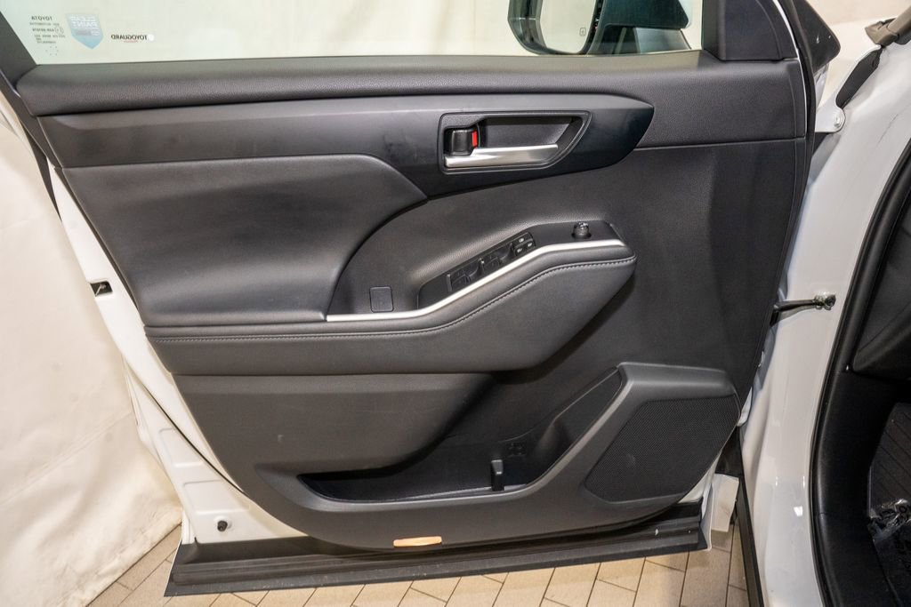 Used 2023 Toyota Highlander XLE image 13